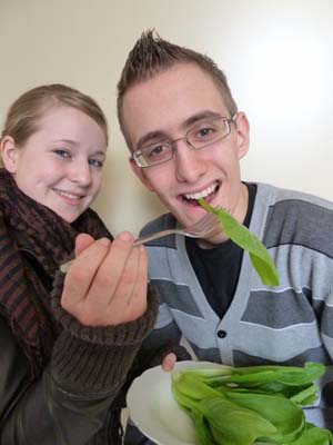 SchulerInnen mit Kostprobe von Pak Choi
